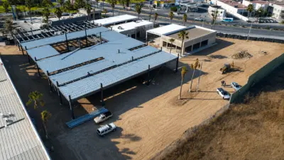 Vista aérea del desarrollo Plaza OZENTRO durante su construcción en Otay, Tijuana, proyecto administrado por MERGE mediante servicios de gerencia y dirección de obra.